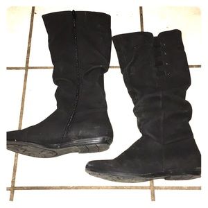 Mid-height black zip up boots